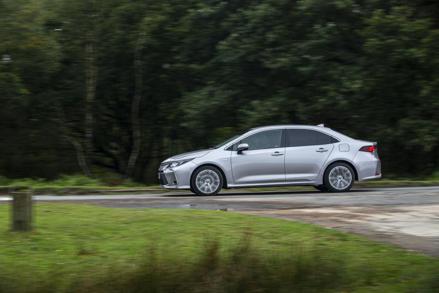  Toyota Corolla Hybrid Sedan 2019 года  (UK) (фото 24 из 29)